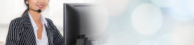 Geniş görünüm panoramik pankartta çağrı merkezi veya müşteri destek aracıName
