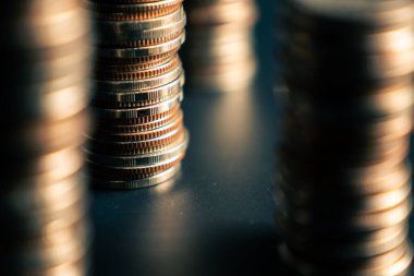 Biriktirmek için hazine mevduat hesabına yığılmış altın paralar.