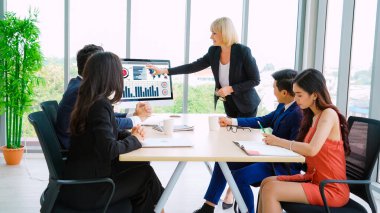 Dahiyane bilgisayar yazılımının iş veri paneli analizi