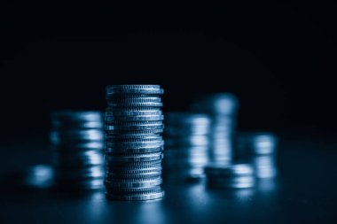 Biriktirmek için hazine mevduat hesabına yığılmış altın paralar.