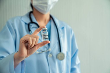 Yetenekli doktor aşıyı enjeksiyondan önce yeterince hazırlayın.