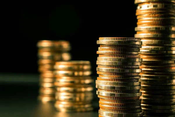 Montón de monedas de oro pila en las finanzas depósito de tesorería cuenta bancaria para ahorrar — Foto de Stock