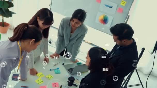 Geschäftsleute bei Mitarbeiterversammlung mit visionärer Grafik — Stockvideo