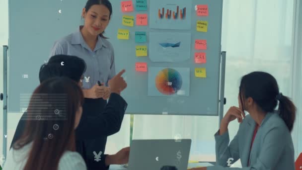 Empresários em reunião de pessoal corporativo com gráfico envisional — Vídeo de Stock