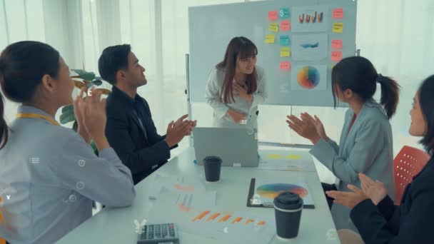 Gente de negocios en reunión de personal corporativo con gráficos visionales — Vídeo de stock