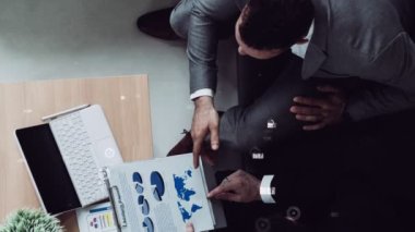 Kurumsal personel toplantısında iş adamlarının kavramsal vizyonu
