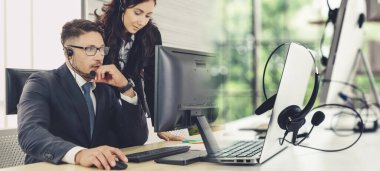 Ofiste çalışan, kulaklık takan iş adamları daha geniş görüşlü.