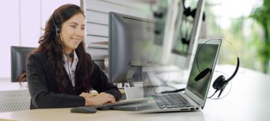 Ofiste çalışan, kulaklık takan iş adamları daha geniş görüşlü.