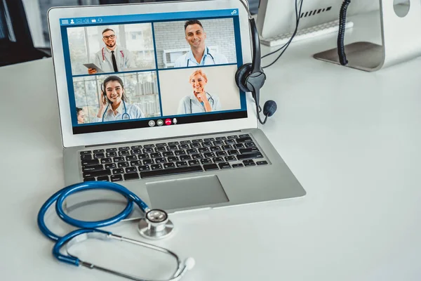 Телемедицина онлайн видео звонок для врача, чтобы активно общаться с пациентом — стоковое фото