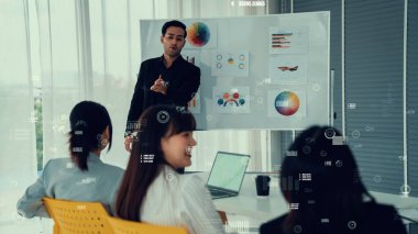 Şirket personeli toplantısındaki iş adamları imrendirici grafikle