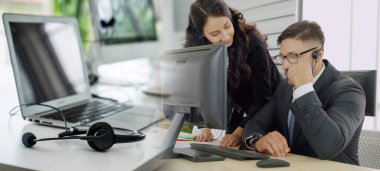 Ofiste çalışan, kulaklık takan iş adamları daha geniş görüşlü.