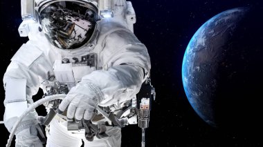 Astronot uzay yürüyüşü yaparken uzay uçuşları görevinde çalışıyor.