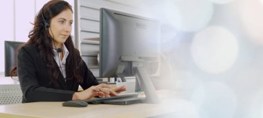 Ofiste çalışan, kulaklık takan iş adamları daha geniş görüşlü.