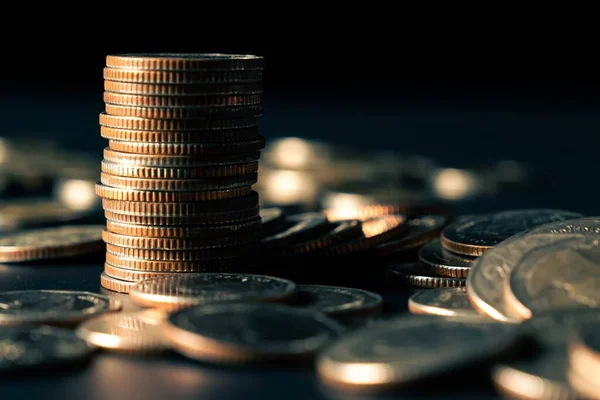 Montón de monedas de oro pila en las finanzas depósito de tesorería cuenta bancaria para ahorrar — Foto de Stock