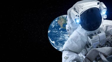 Astronot uzay yürüyüşü yaparken uzay uçuşları görevinde çalışıyor.