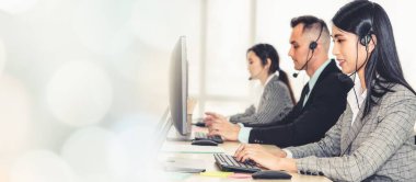 Ofiste çalışan, kulaklık takan iş adamları daha geniş görüşlü.