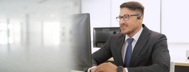 Ofiste çalışan, kulaklık takan iş adamları daha geniş görüşlü.