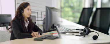 Ofiste çalışan, kulaklık takan iş adamları daha geniş görüşlü.