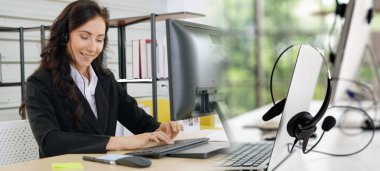 Ofiste çalışan, kulaklık takan iş adamları daha geniş görüşlü.