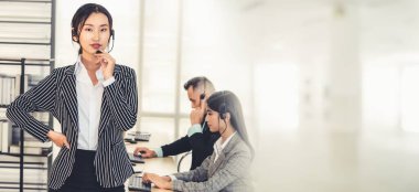 Ofiste çalışan, kulaklık takan iş adamları daha geniş görüşlü.