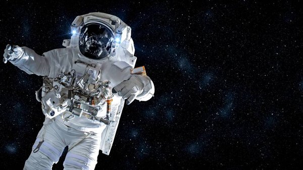 Космонавт совершает космический полет, работая в космическом полете.