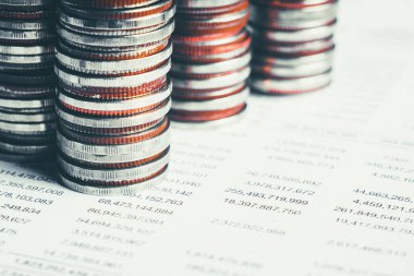 Biriktirmek için hazine mevduat hesabına yığılmış altın paralar.