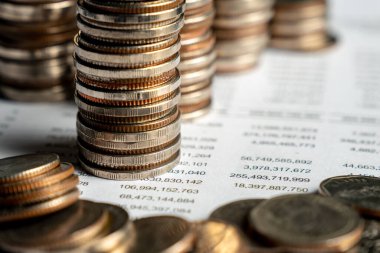 Biriktirmek için hazine mevduat hesabına yığılmış altın paralar.