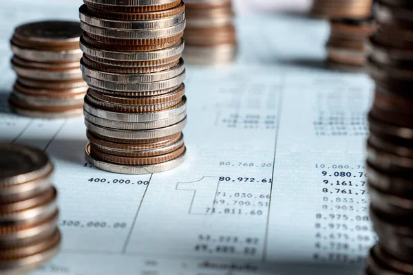 Biriktirmek için hazine mevduat hesabına yığılmış altın paralar.