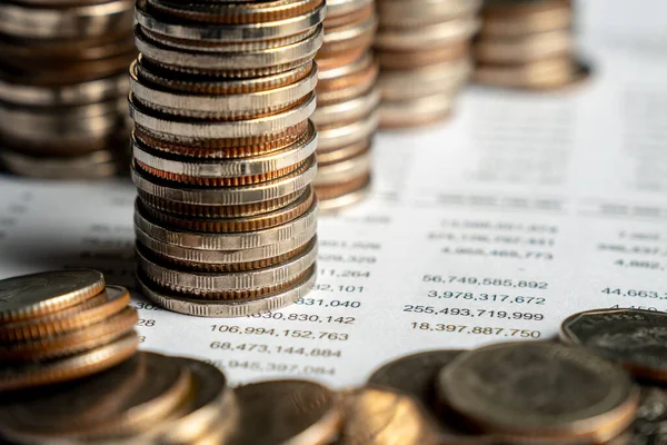 Biriktirmek için hazine mevduat hesabına yığılmış altın paralar.