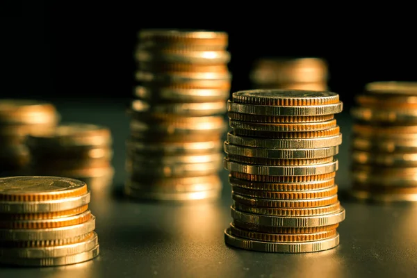 Mucchio di monete d'oro nel conto bancario di deposito del tesoro finanziario per il risparmio — Foto Stock