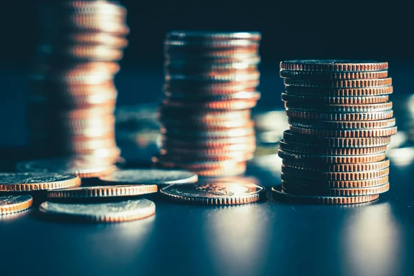 Biriktirmek için hazine mevduat hesabına yığılmış altın paralar.