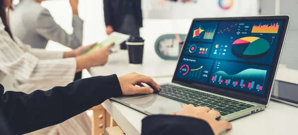 Mujer de negocios en la reunión de negocios utilizando el ordenador portátil con competencia en la oficina — Foto de Stock