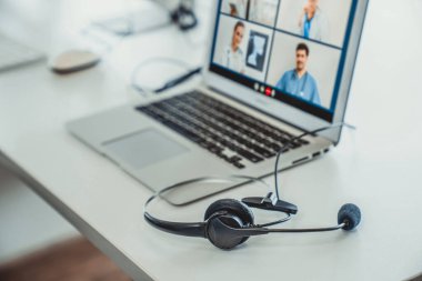 Doktorun hastayla aktif olarak konuşması için internet üzerinden teletıp görüntüsü