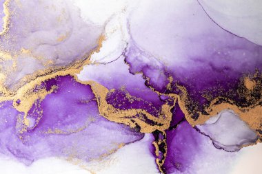 Kağıt üzerinde mermer sıvı mürekkep resminin mor altın soyut arkaplanı .