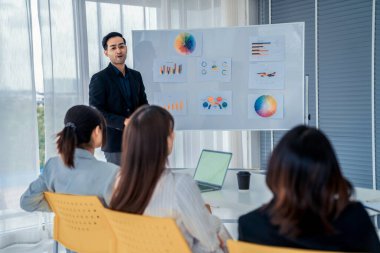 İş adamları daire içinde otururken iş projesini ustaca tartışıyor