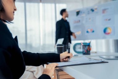 İş kadını toplantı yapıyor. Ofis odasında kağıt yazıyor. .