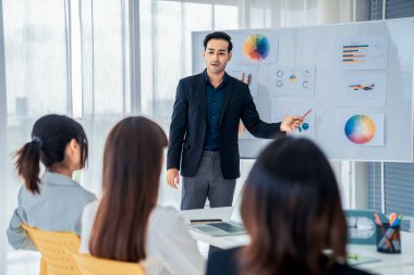 İş adamları daire içinde otururken iş projesini ustaca tartışıyor