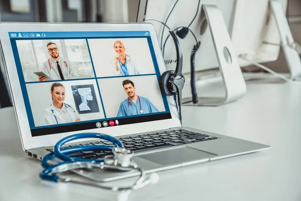 Telemedicintjänsten online videosamtal för läkare att aktivt chatta med patienten — Stockfoto