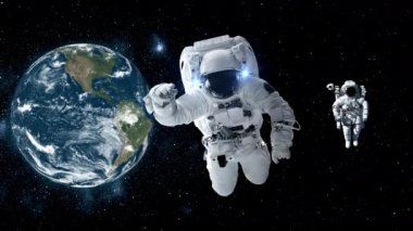 Astronot uzay yürüyüşü yaparken uzay uçuşları görevinde çalışıyor.