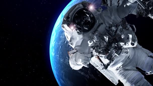 Astronauta astronauta fare passeggiata spaziale mentre si lavora per la missione di volo spaziale — Video Stock