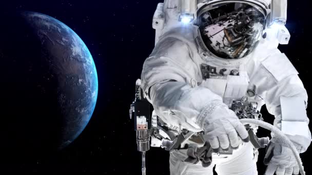 Astronaut rymdman gör rymdpromenad medan du arbetar för rymdfärder uppdrag — Stockvideo