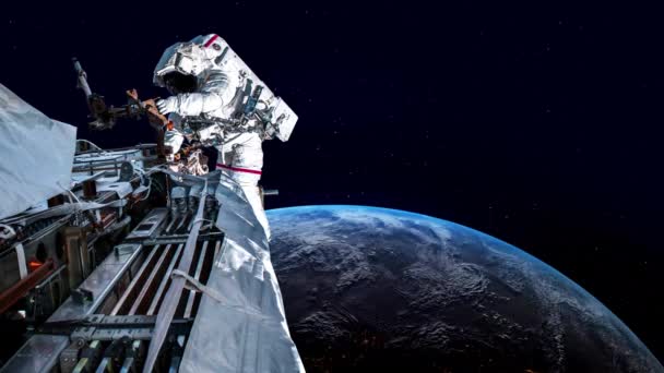 Astronot angkasawan melakukan perjalanan ruang angkasa saat bekerja untuk misi spaceflight — Stok Video