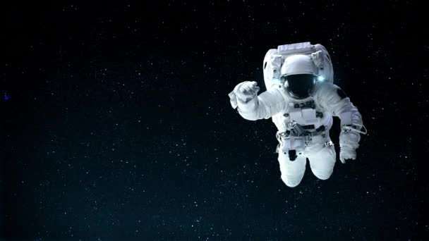 Astronaut ruimtevaarder doen ruimtewandeling tijdens het werken voor ruimtevaart missie — Stockvideo