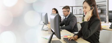 Ofiste çalışan, kulaklık takan iş adamları daha geniş görüşlü.