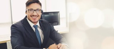 Ofiste çalışan, kulaklık takan iş adamları daha geniş görüşlü.