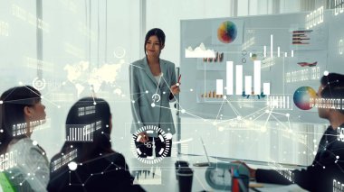 Şirket personeli toplantısındaki iş adamları imrendirici grafikle