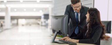 Ofiste çalışan, kulaklık takan iş adamları daha geniş görüşlü.