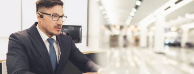 Ofiste çalışan, kulaklık takan iş adamları daha geniş görüşlü.