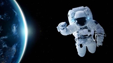 Astronot uzay yürüyüşü yaparken uzay uçuşları görevinde çalışıyor.