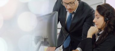 Ofiste çalışan, kulaklık takan iş adamları daha geniş görüşlü.